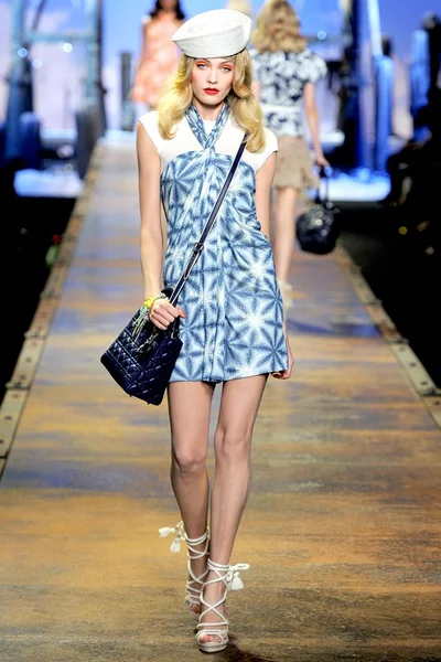 Look 16